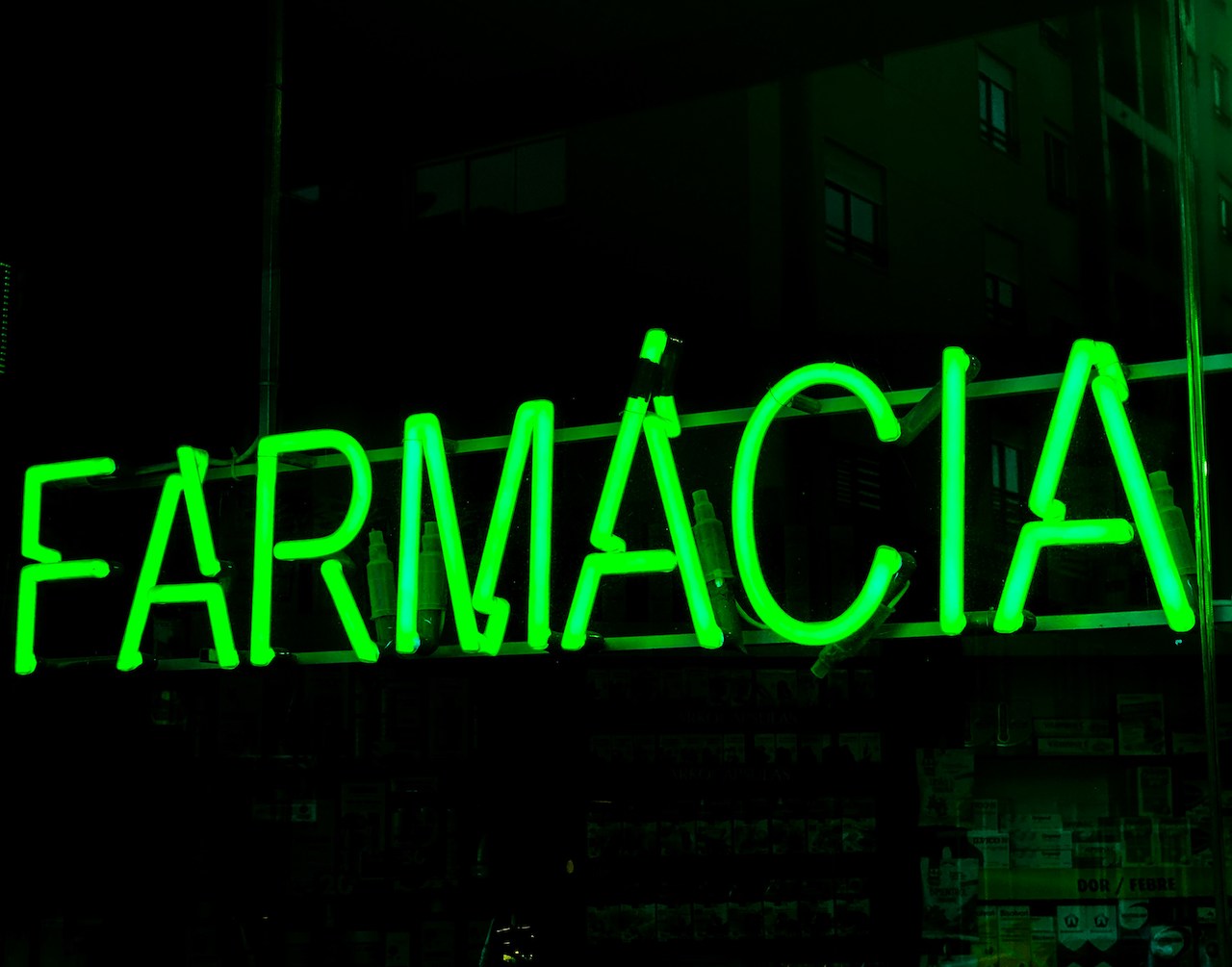 immagine evocativa di una farmacia online