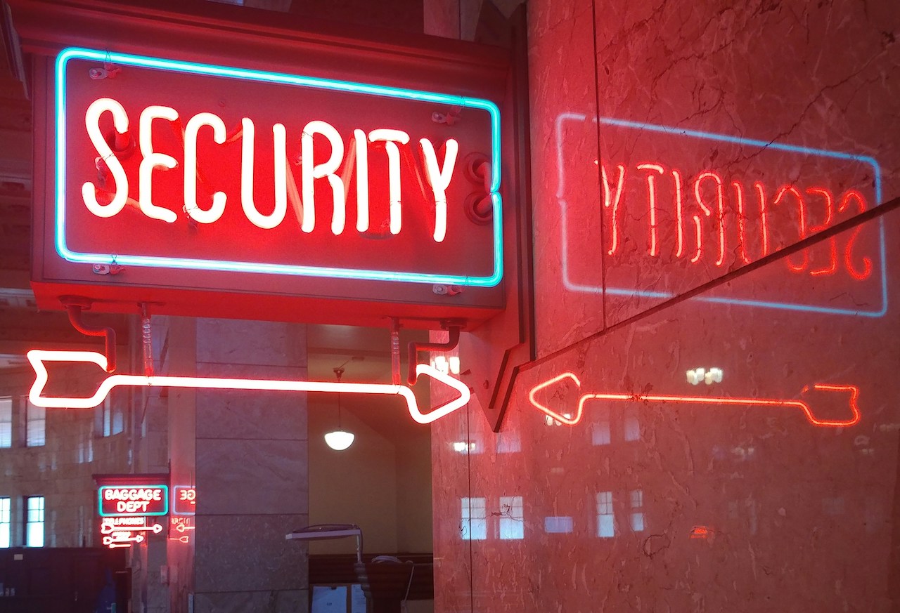 immagine evocativa di aggiornamenti di sicurezza Adobe Commerce